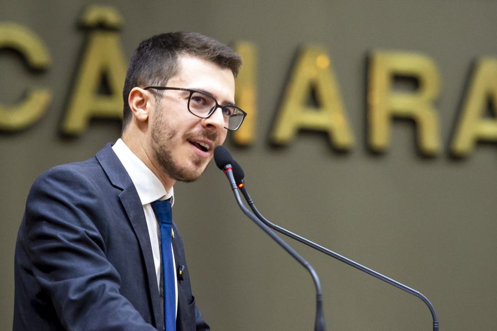 Matheus Schilling discursando na tribuna da Câmara Municipal de Porto Alegre