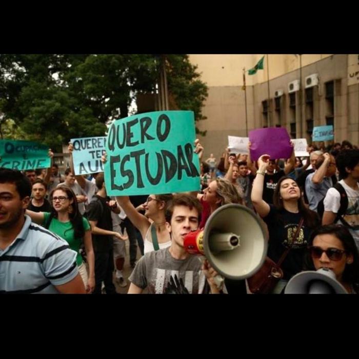 FOTO: 2016 – manifestação pela desocupação da UFRGS